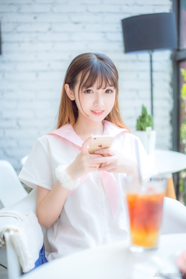 一个喜欢你的人，不会总让你做什么。而是会想着替你做点什么，取悦你才是种喜欢;一个在乎你的人，不会轻易惹你生气，而是害怕失去你，心怀恐惧才是种在乎。爱是付出，被爱是得到。你得到的多，那他是爱你的。你付出得多，那很可能只是单恋而已。不必一味讨好别人，不管走在何处，都不要迷失自己。
